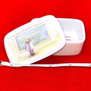 Small trinket box with no makers mark on the bottom